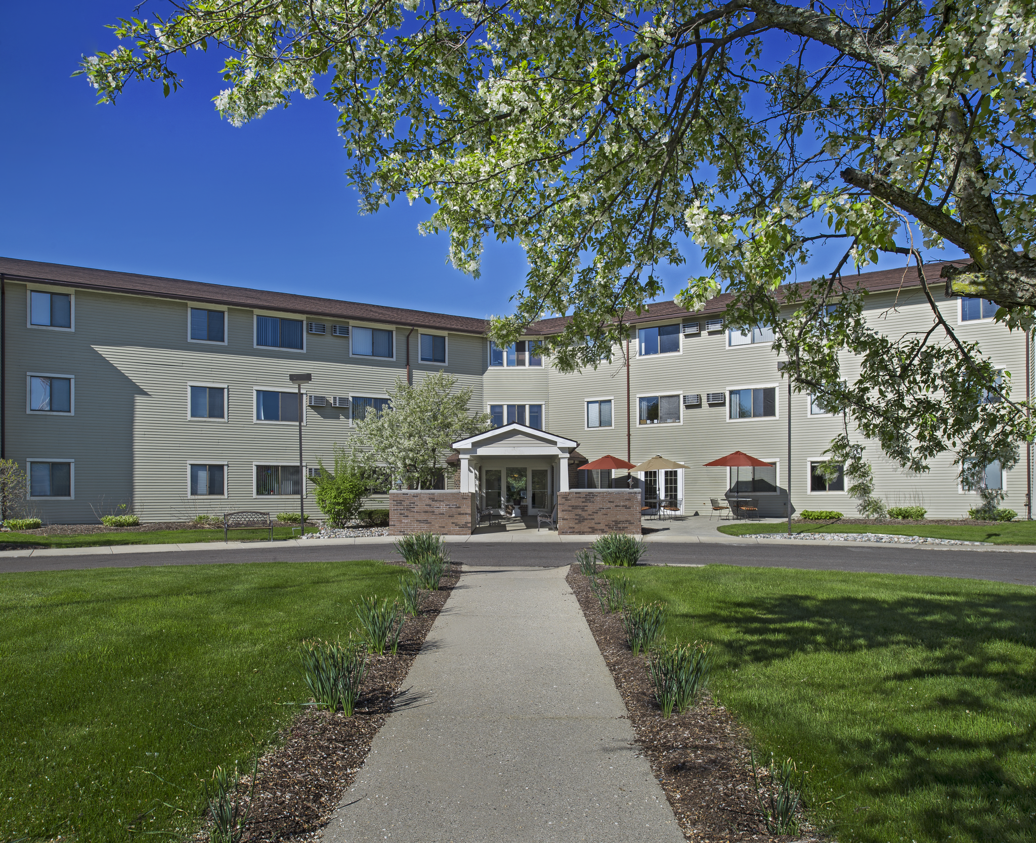 American House Grand Blanc Senior Living Courtyard