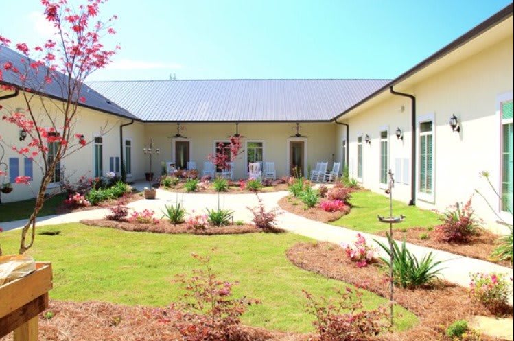 SummerHouse Beau Ridge Memory Care outdoor common area