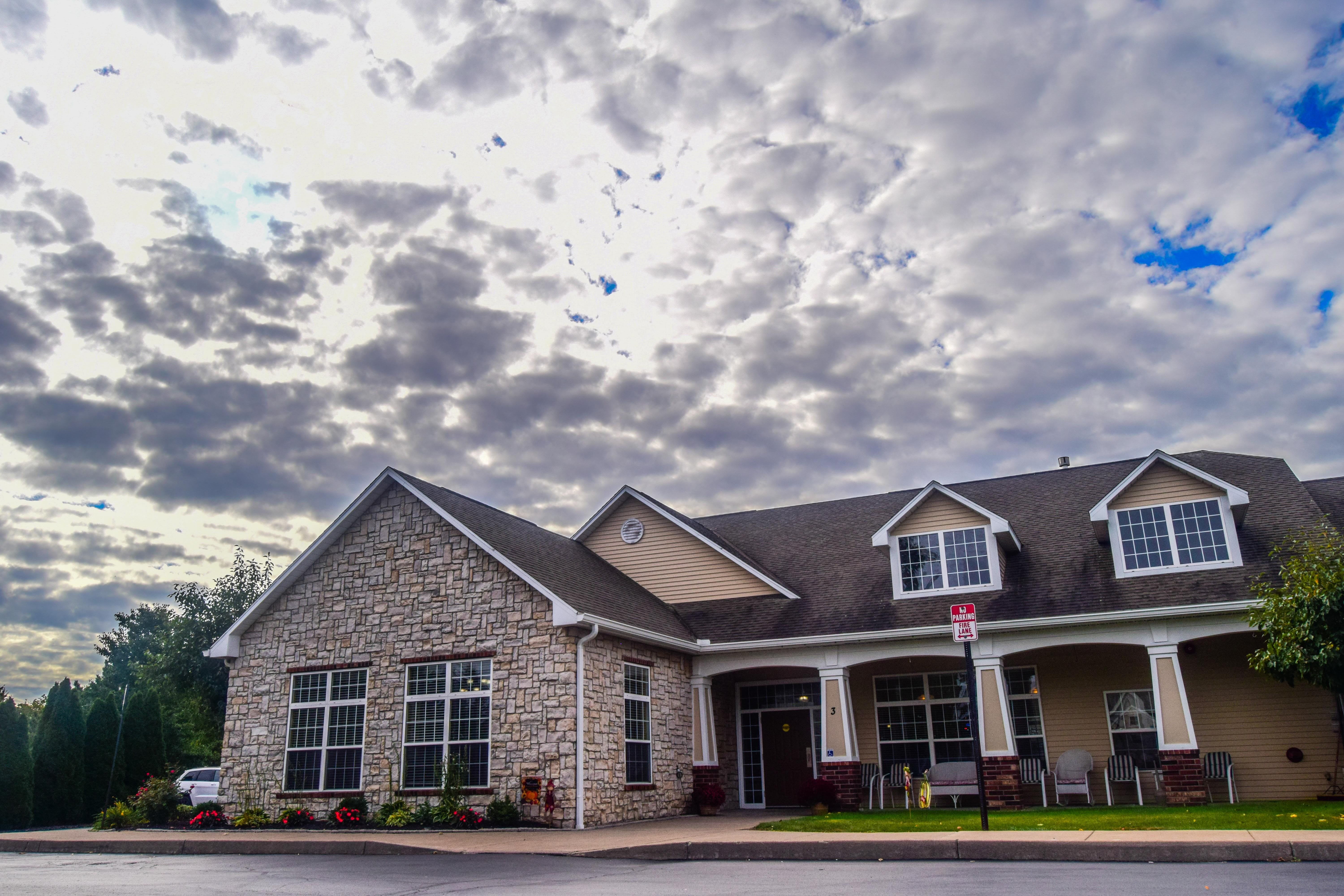 Peregrine Senior Living at Crimson Ridge Meadows community exterior