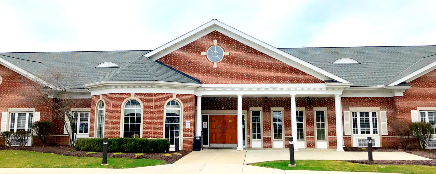 Paramount Senior Living at Middleburg Heights community exterior